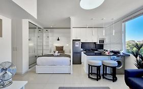 Secure Sea Point Stay With Mountain Views